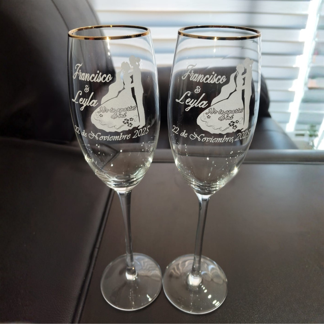 2 copas flauta de borde dorado con grabado láser.