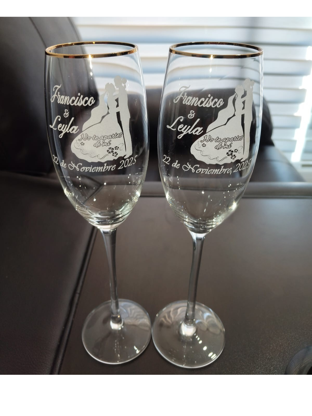 2 copas flauta de borde dorado con grabado láser.