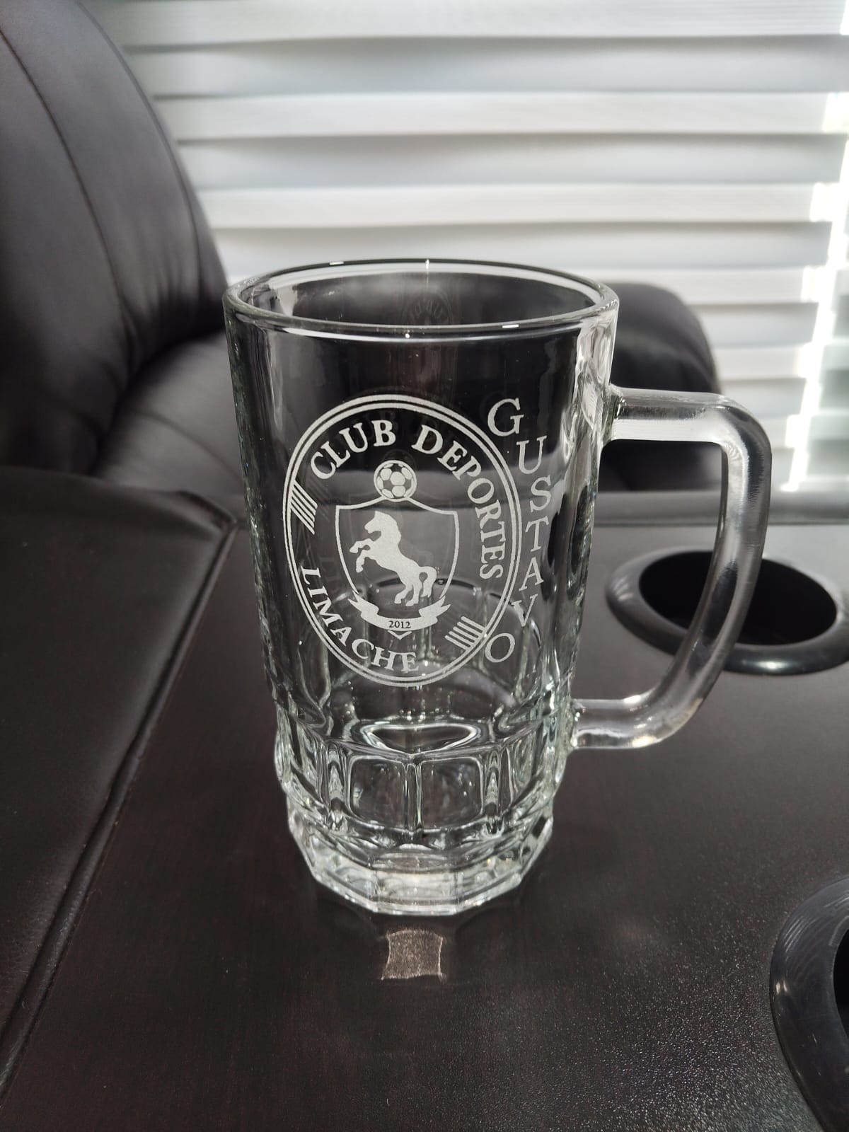 1 Shopero con grabado láser personalizado.